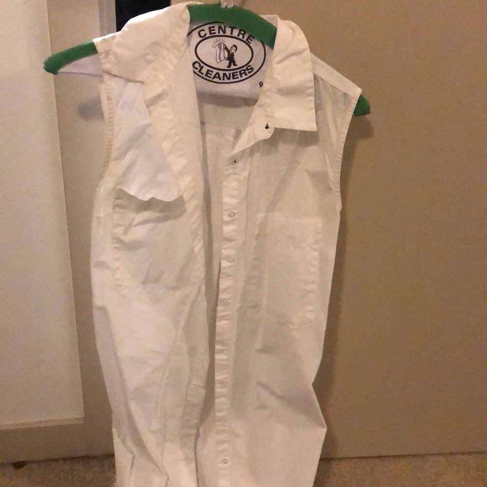 White sleeveless jumper